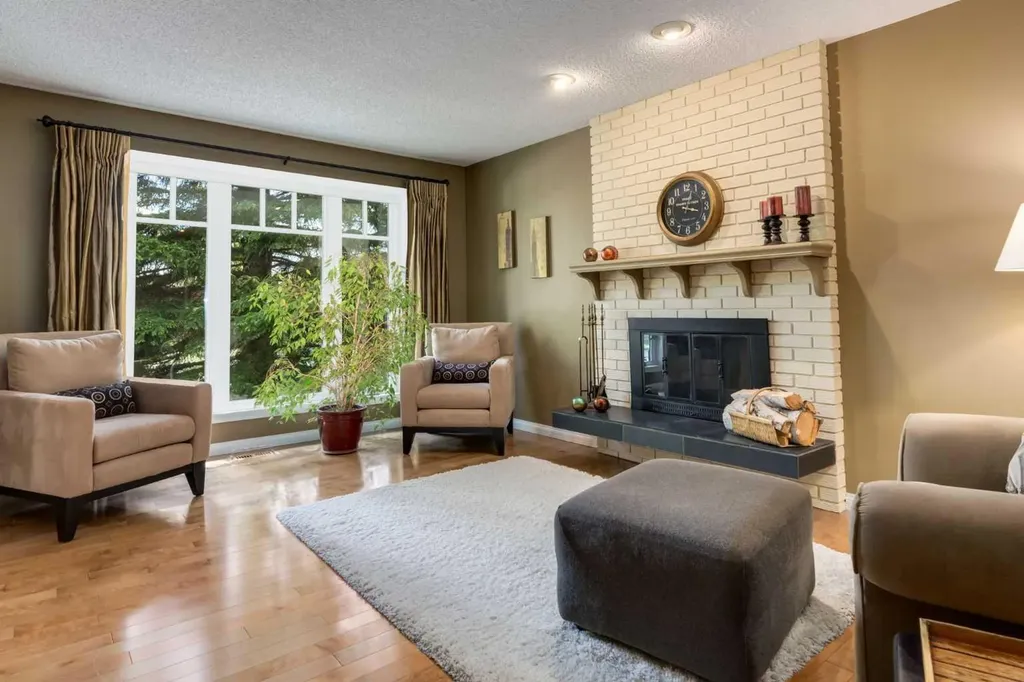 52 Silver Brook Drive NW Calgary AB T3B 3H3