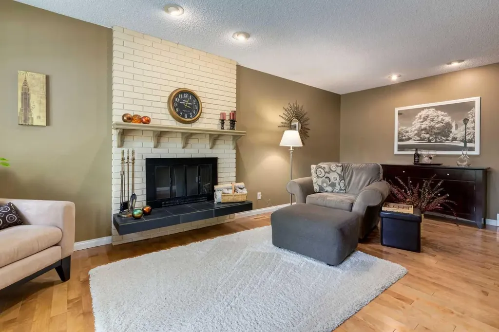 52 Silver Brook Drive NW Calgary AB T3B 3H3