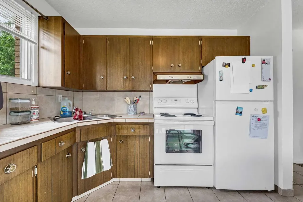 502 3 Avenue SE Medicine Hat AB T1A2L9