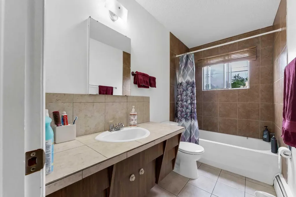 502 3 Avenue SE Medicine Hat AB T1A2L9