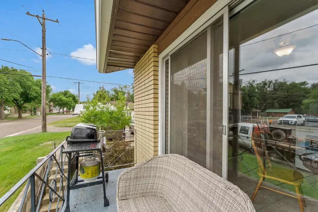 502 3 Avenue SE Medicine Hat AB T1A2L9