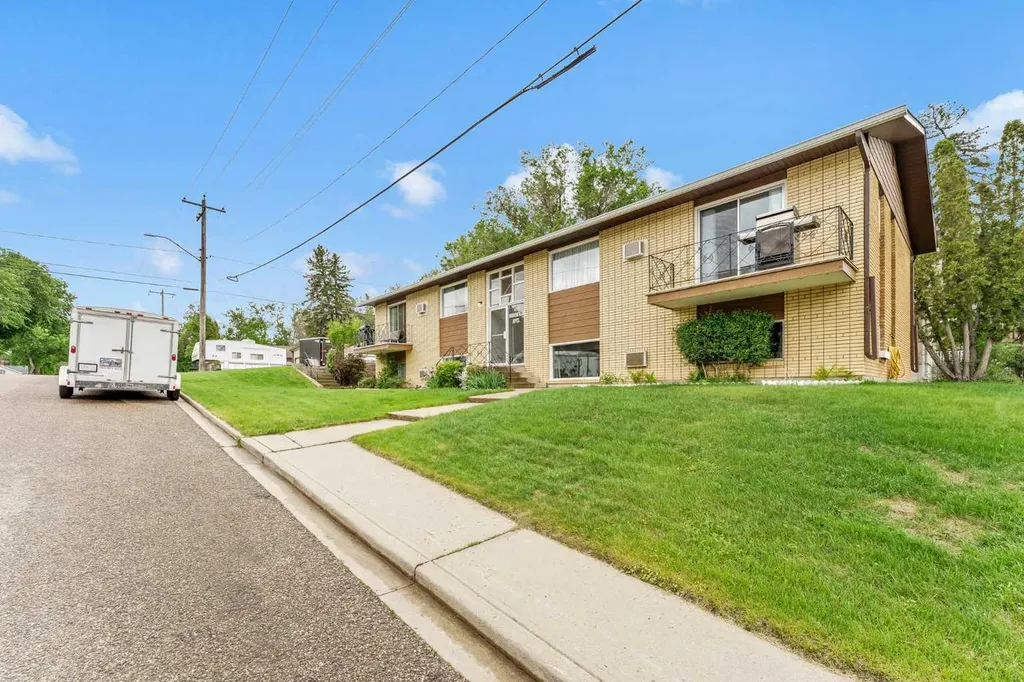 502 3 Avenue SE Medicine Hat AB T1A2L9