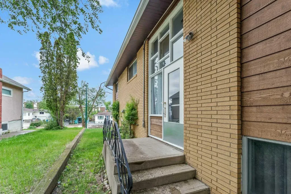 502 3 Avenue SE Medicine Hat AB T1A2L9