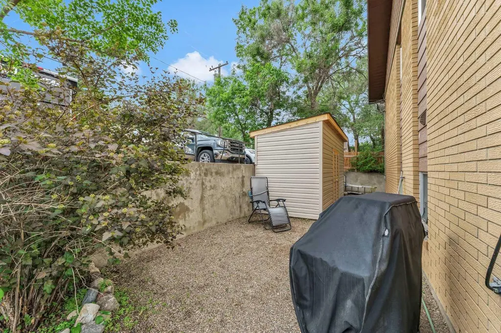 502 3 Avenue SE Medicine Hat AB T1A2L9