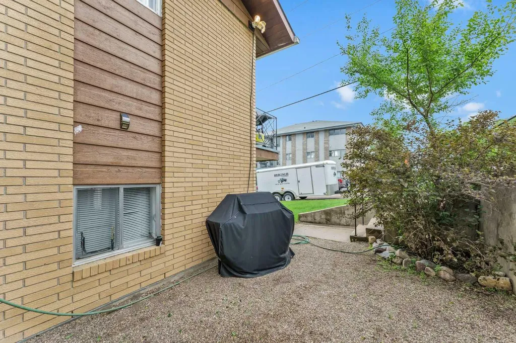502 3 Avenue SE Medicine Hat AB T1A2L9