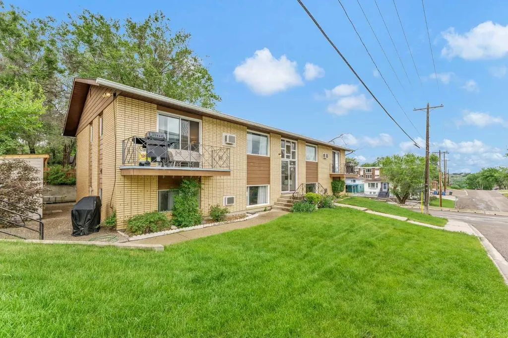 502 3 Avenue SE Medicine Hat AB T1A2L9