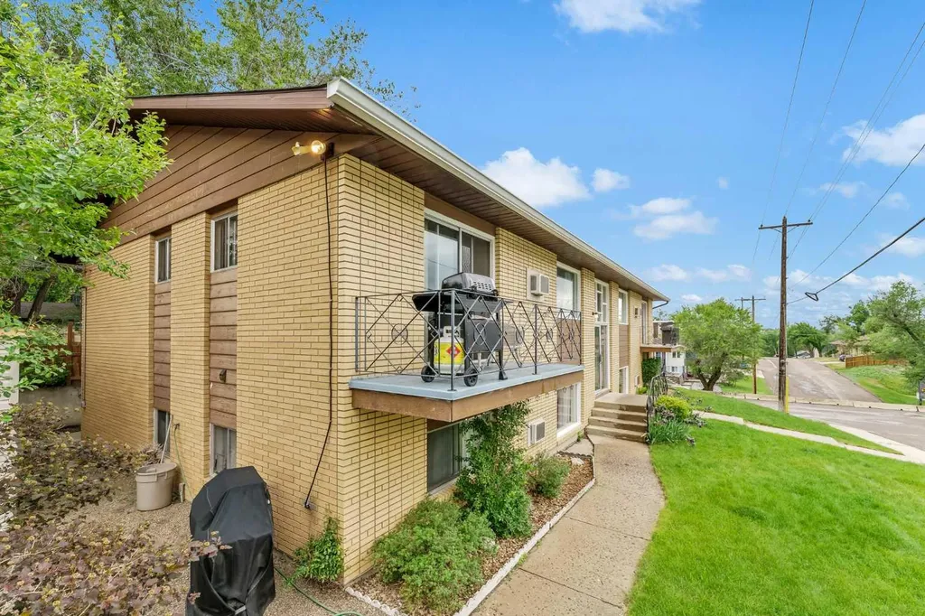 502 3 Avenue SE Medicine Hat AB T1A2L9