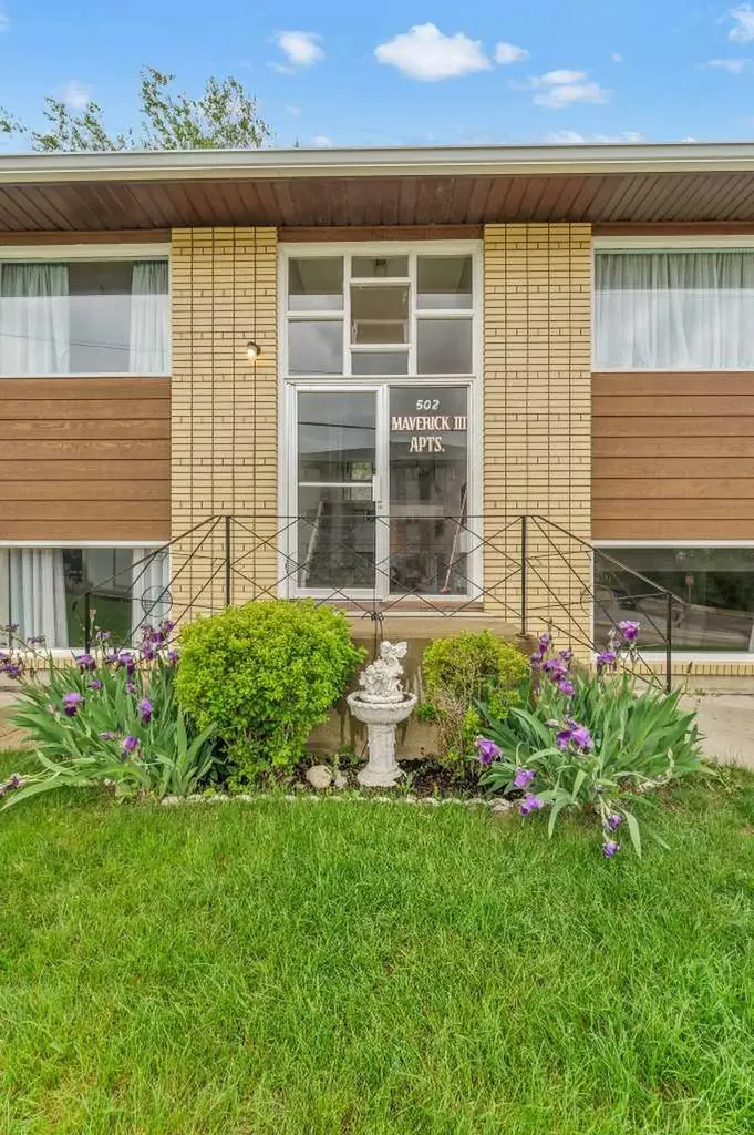 502 3 Avenue SE Medicine Hat AB T1A2L9