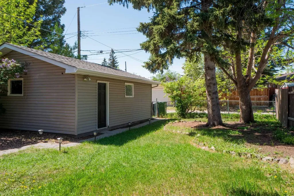4115 Bowlen Street NW Calgary AB T2L1P8