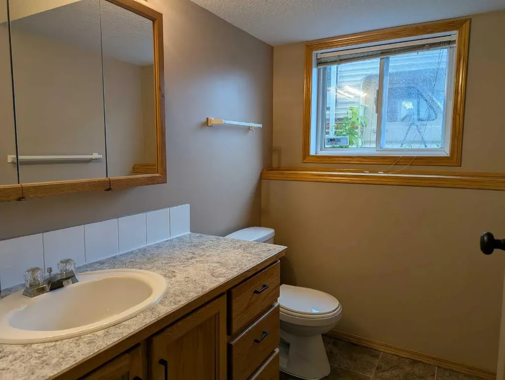 4727 44 Street Sylvan Lake AB T4S 1N5