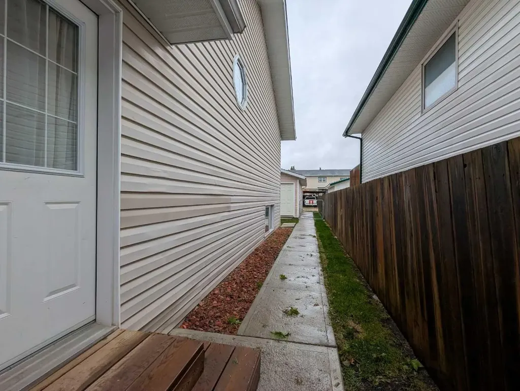 4727 44 Street Sylvan Lake AB T4S 1N5