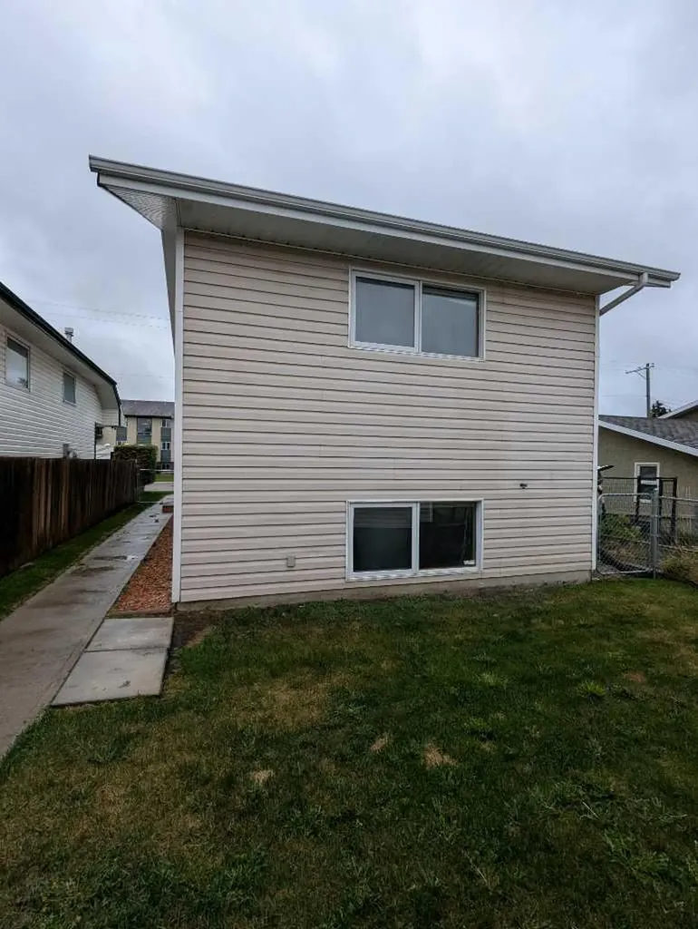 4727 44 Street Sylvan Lake AB T4S 1N5
