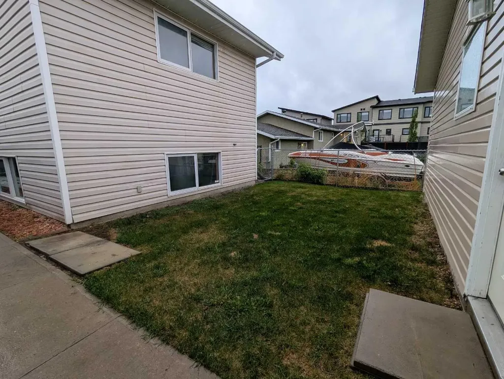 4727 44 Street Sylvan Lake AB T4S 1N5
