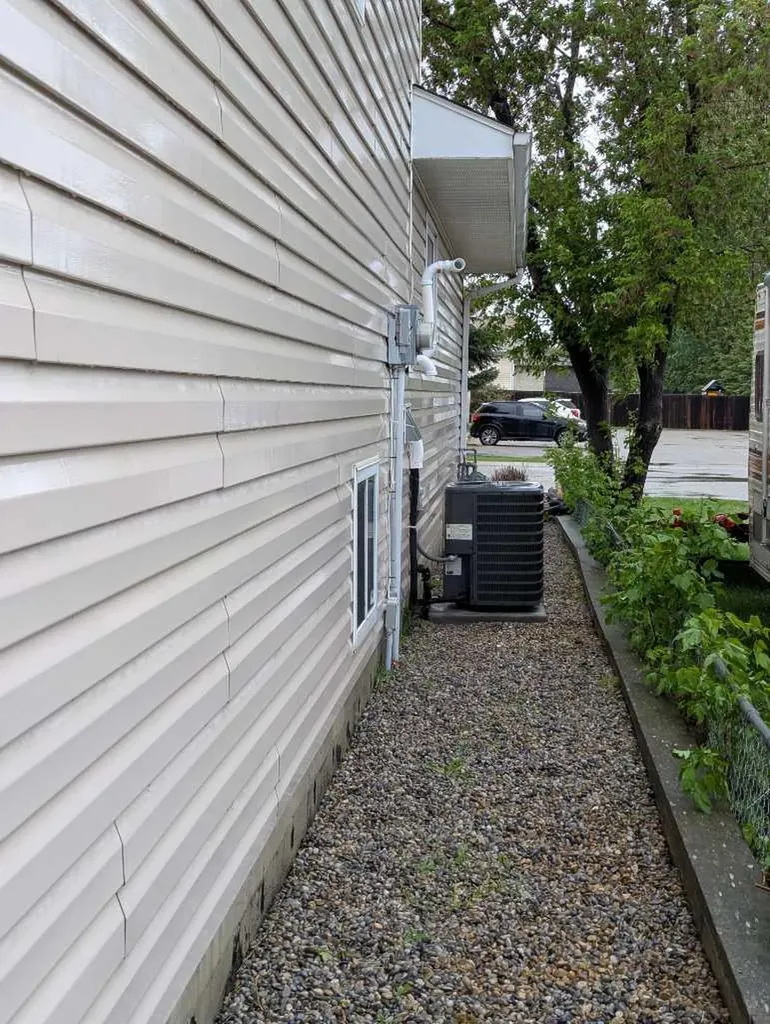 4727 44 Street Sylvan Lake AB T4S 1N5