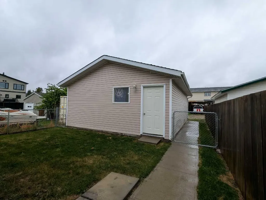4727 44 Street Sylvan Lake AB T4S 1N5