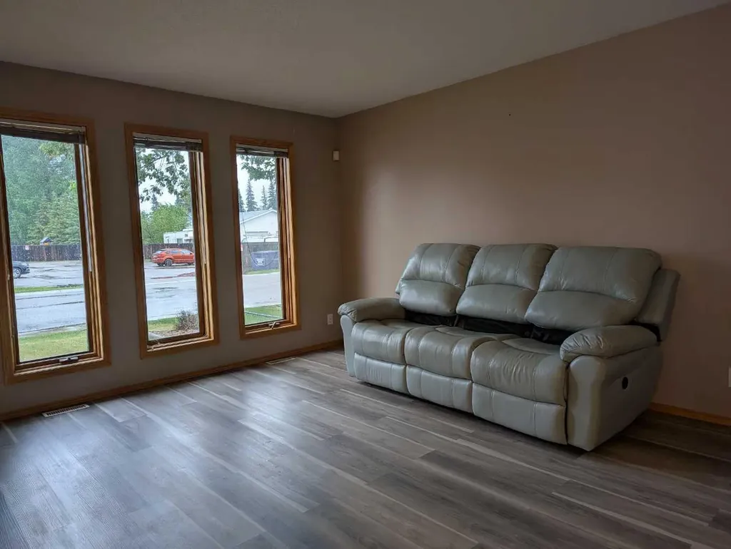 4727 44 Street Sylvan Lake AB T4S 1N5