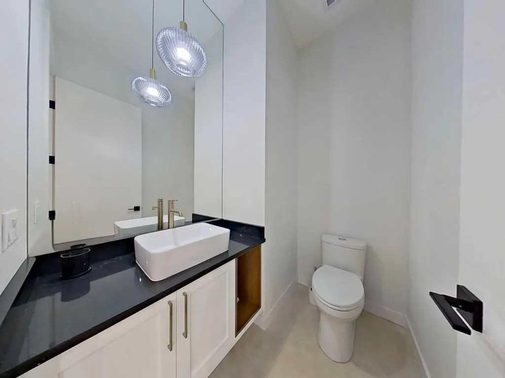 2626 4 Avenue NW Calgary AB T2N 0P6