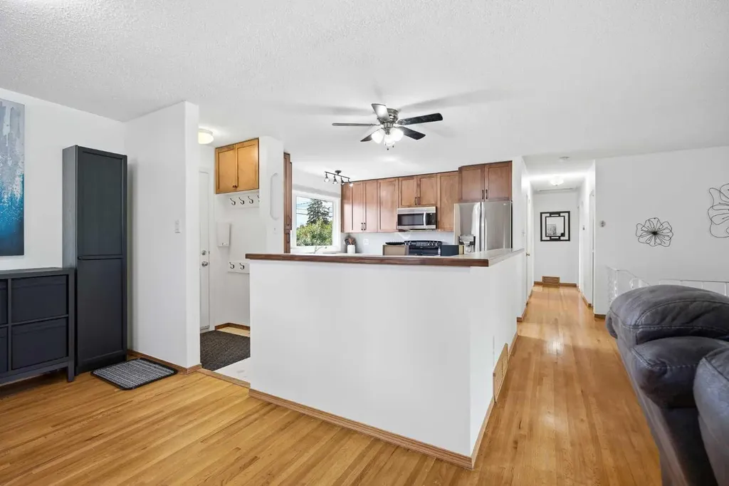 10011 Maplecreek Drive SE Calgary AB T2J 1T7