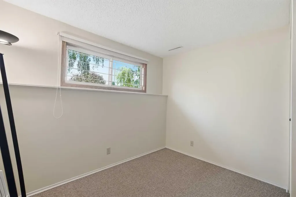 10011 Maplecreek Drive SE Calgary AB T2J 1T7
