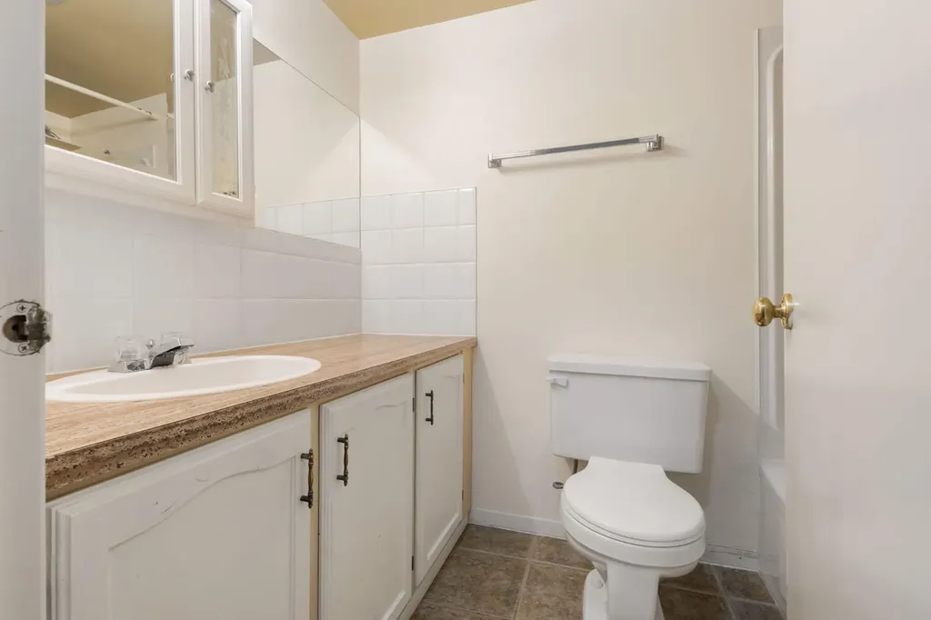 635 56 Avenue SW Calgary AB T2V 0G9