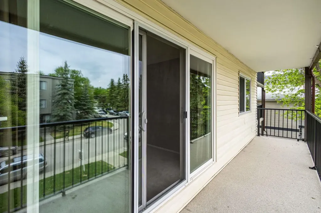 635 56 Avenue SW Calgary AB T2V 0G9