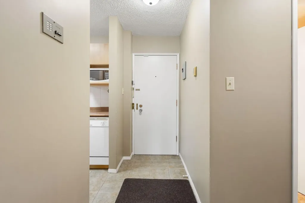 635 56 Avenue SW Calgary AB T2V 0G9