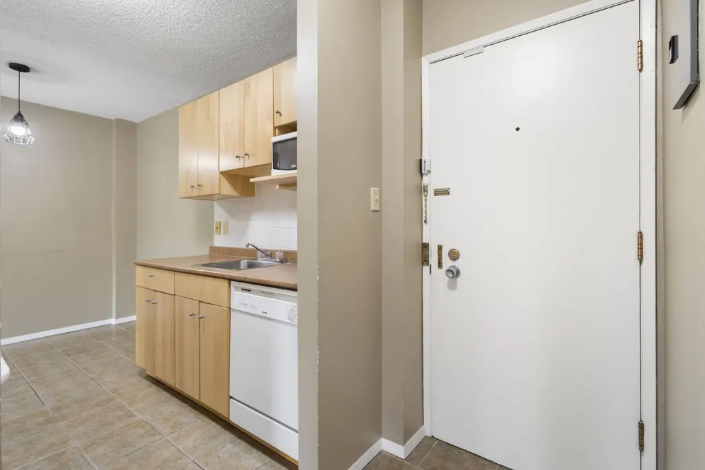 635 56 Avenue SW Calgary AB T2V 0G9