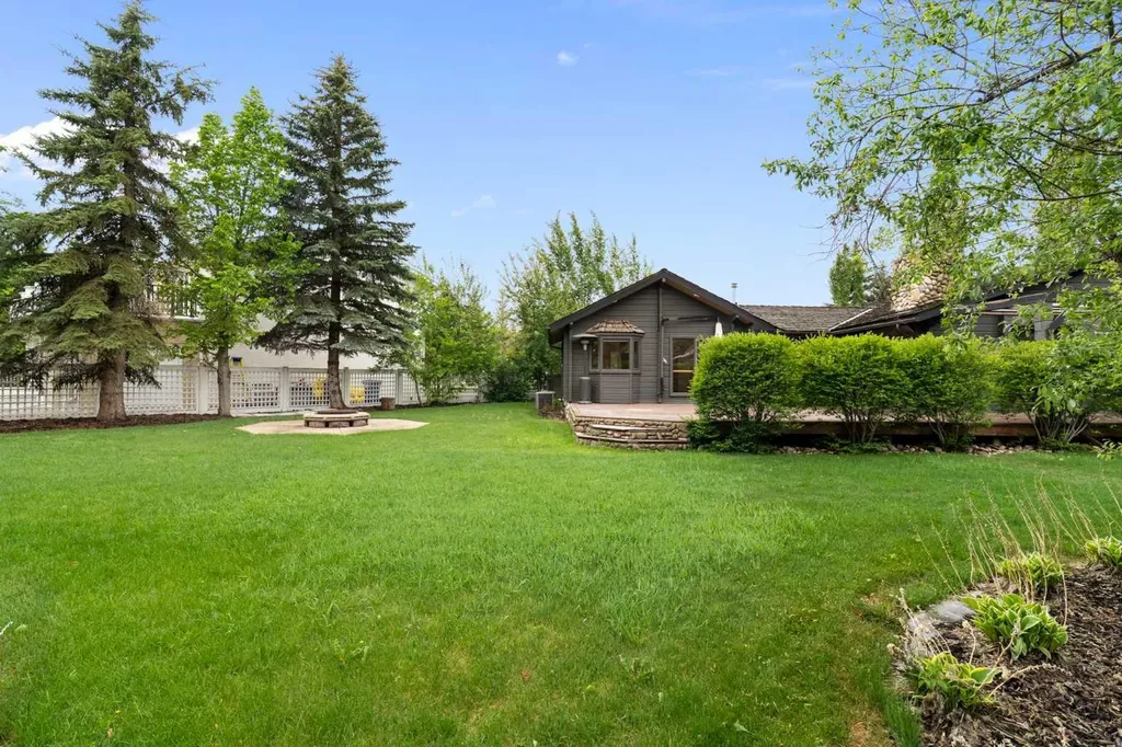 16 Rustic Crescent Norglenwold AB T4S1S5