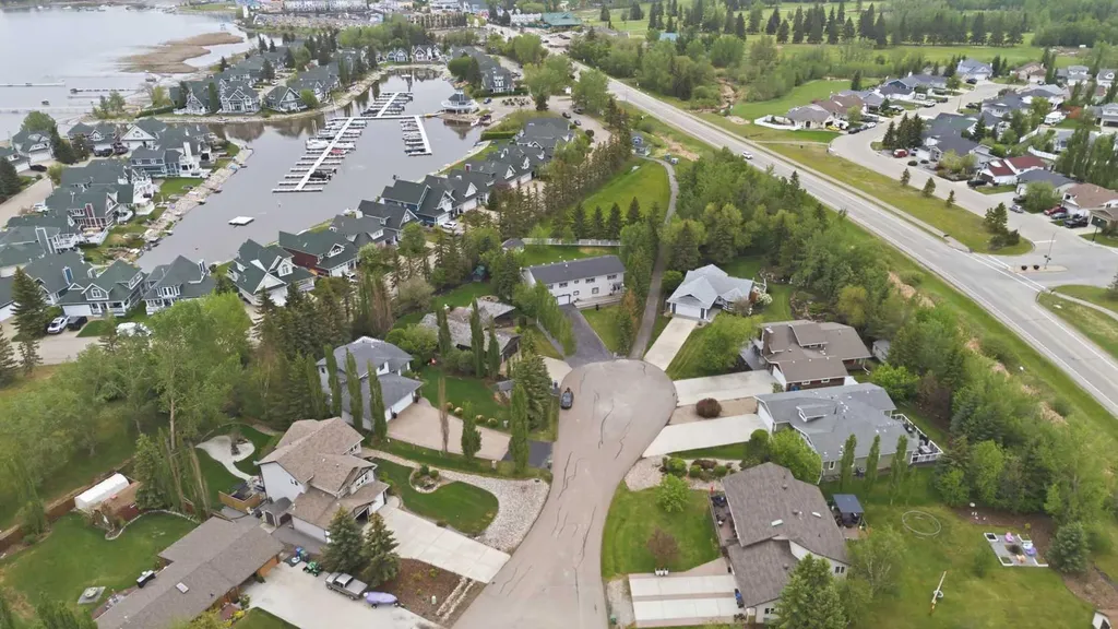 16 Rustic Crescent Norglenwold AB T4S1S5