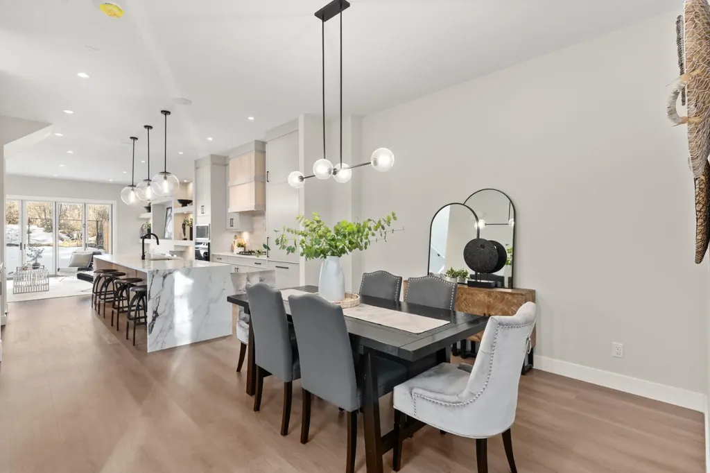 2528 7 Avenue NW Calgary AB T2N 1A4