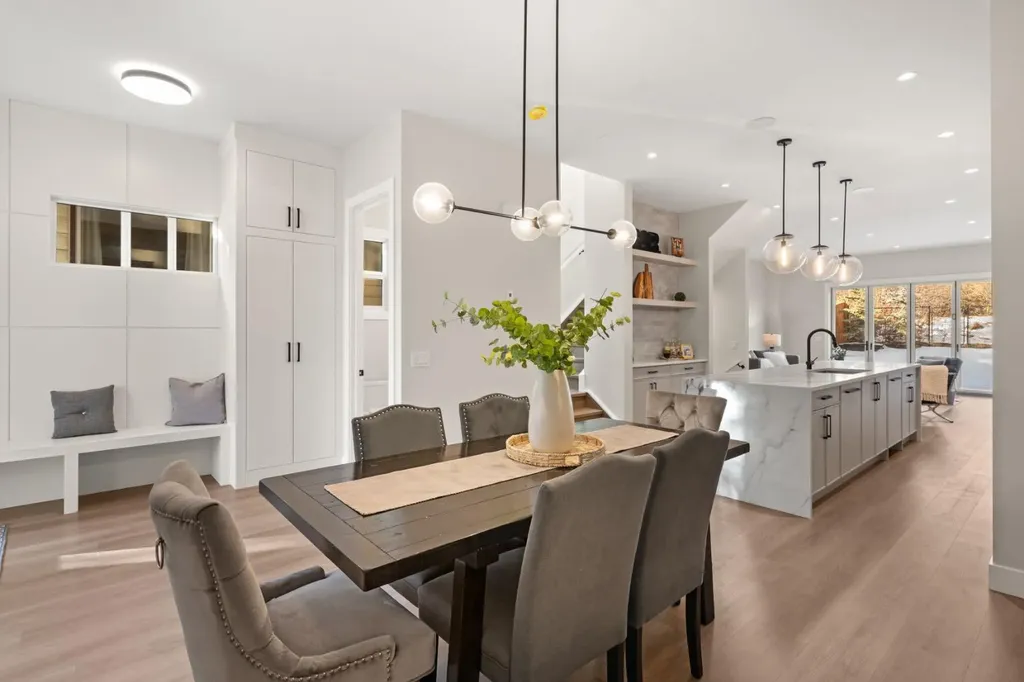 2528 7 Avenue NW Calgary AB T2N 1A4