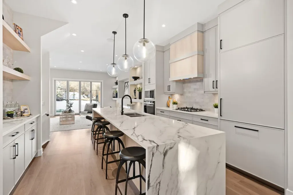 2528 7 Avenue NW Calgary AB T2N 1A4