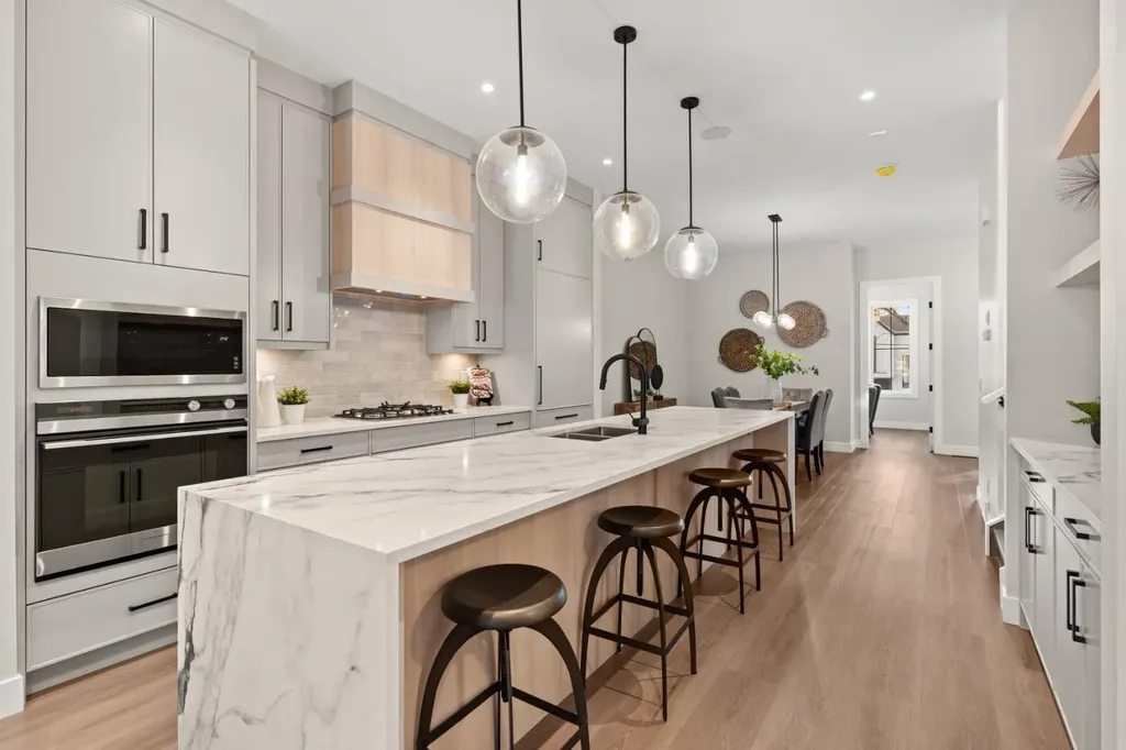 2528 7 Avenue NW Calgary AB T2N 1A4