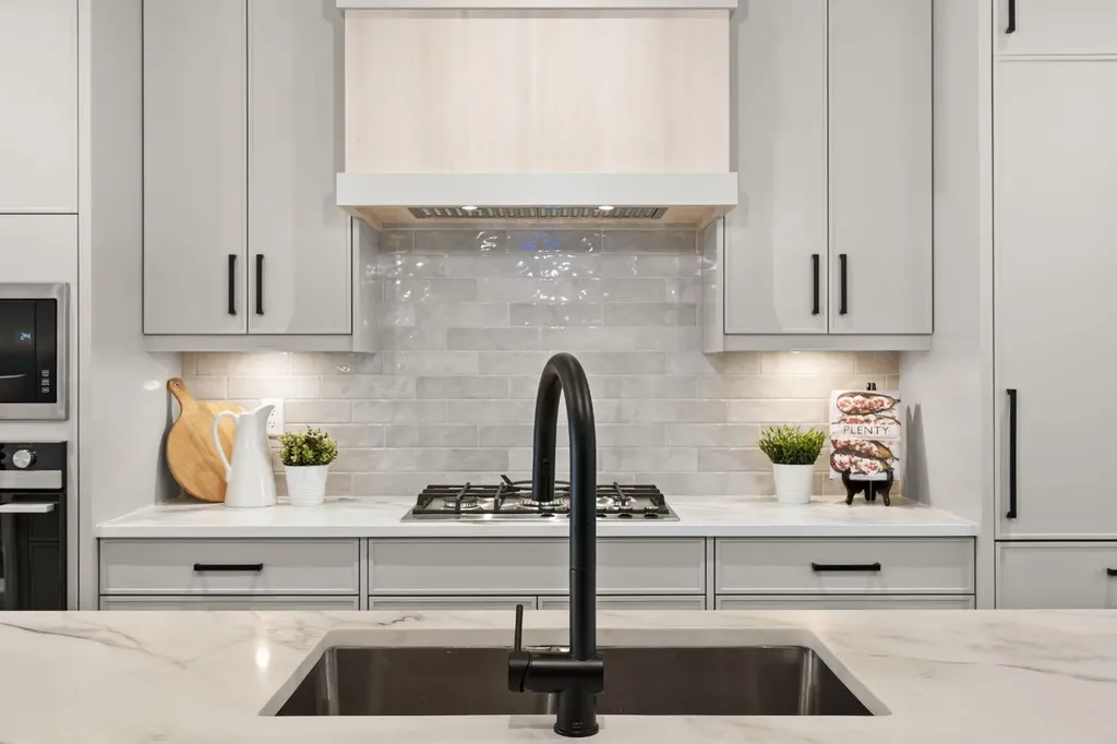 2528 7 Avenue NW Calgary AB T2N 1A4