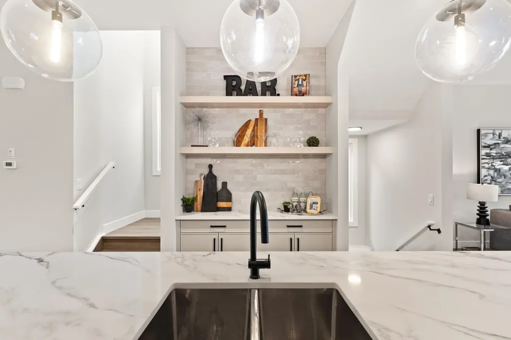 2528 7 Avenue NW Calgary AB T2N 1A4