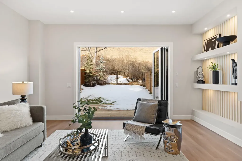 2528 7 Avenue NW Calgary AB T2N 1A4