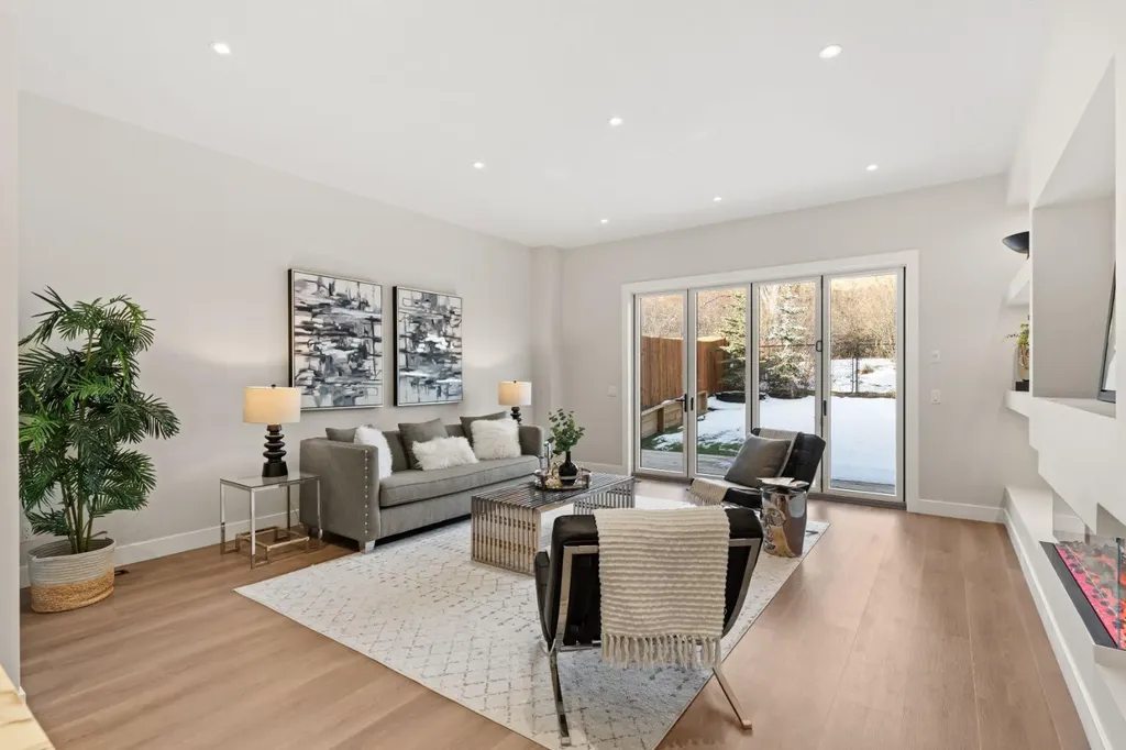 2528 7 Avenue NW Calgary AB T2N 1A4