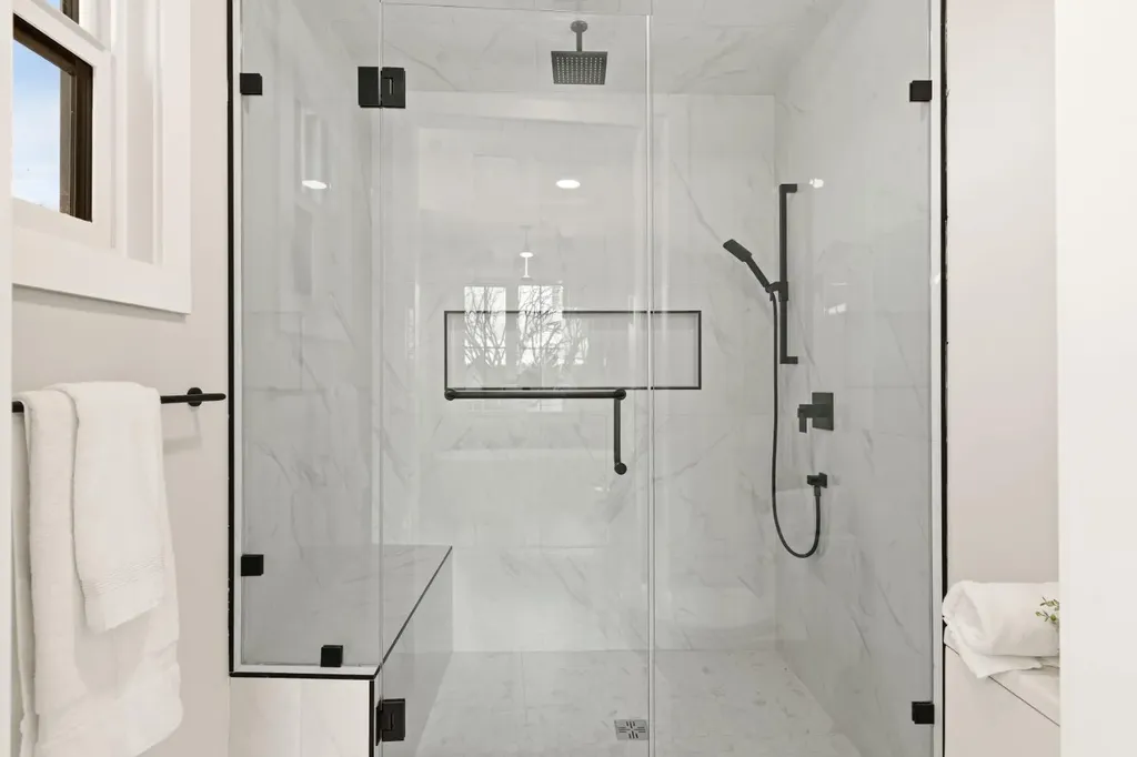 2528 7 Avenue NW Calgary AB T2N 1A4