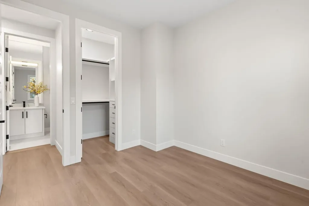 2528 7 Avenue NW Calgary AB T2N 1A4
