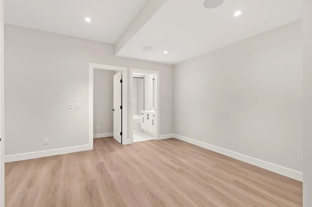 2528 7 Avenue NW Calgary AB T2N 1A4