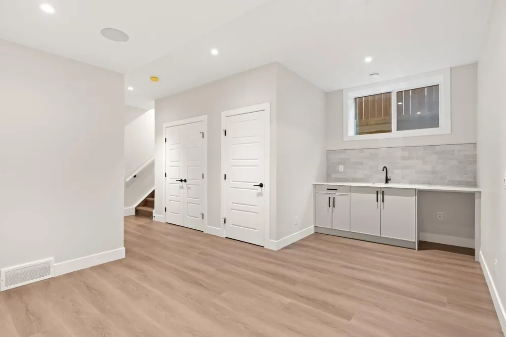 2528 7 Avenue NW Calgary AB T2N 1A4