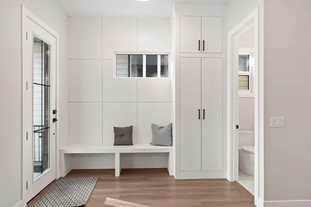 2528 7 Avenue NW Calgary AB T2N 1A4