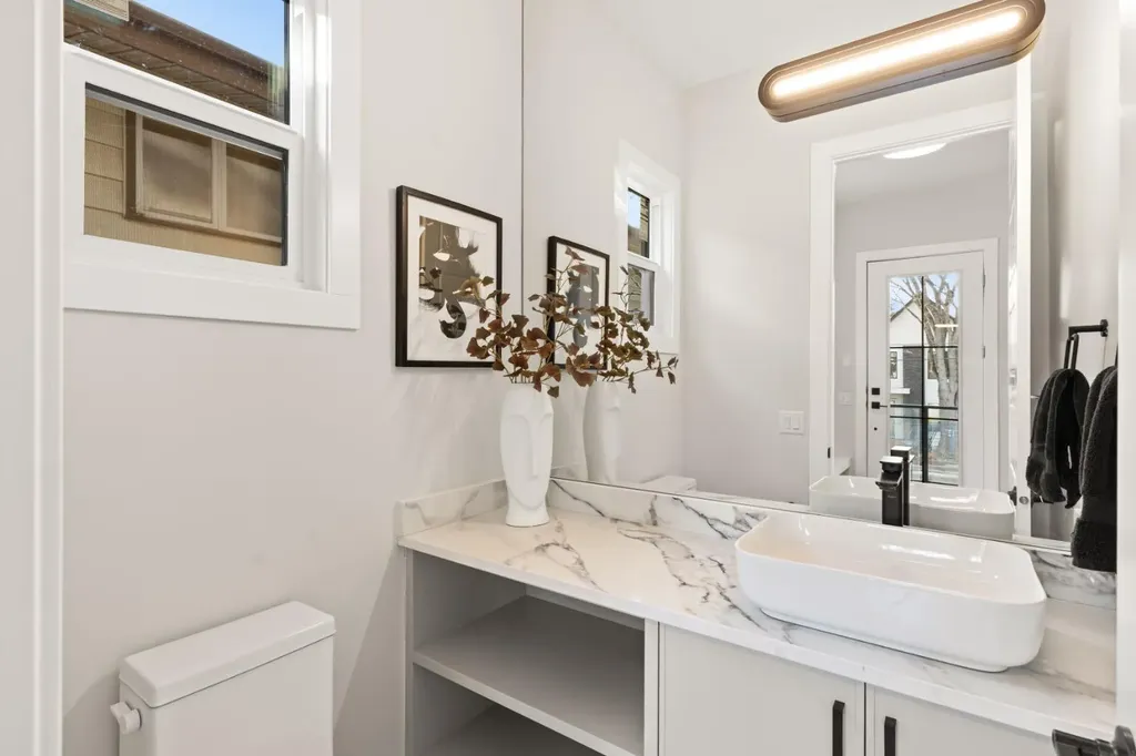 2528 7 Avenue NW Calgary AB T2N 1A4