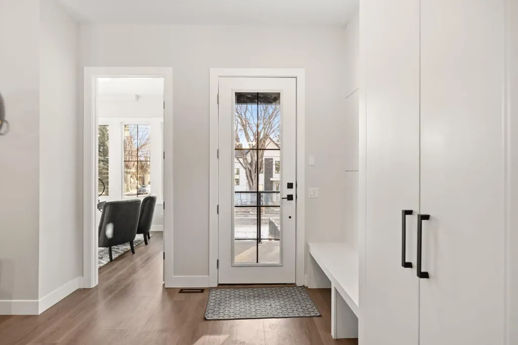 2528 7 Avenue NW Calgary AB T2N 1A4