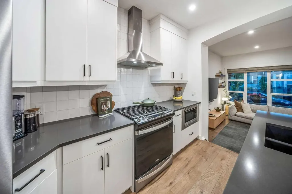 176 Seton Villas SE Calgary AB T3M 3L9