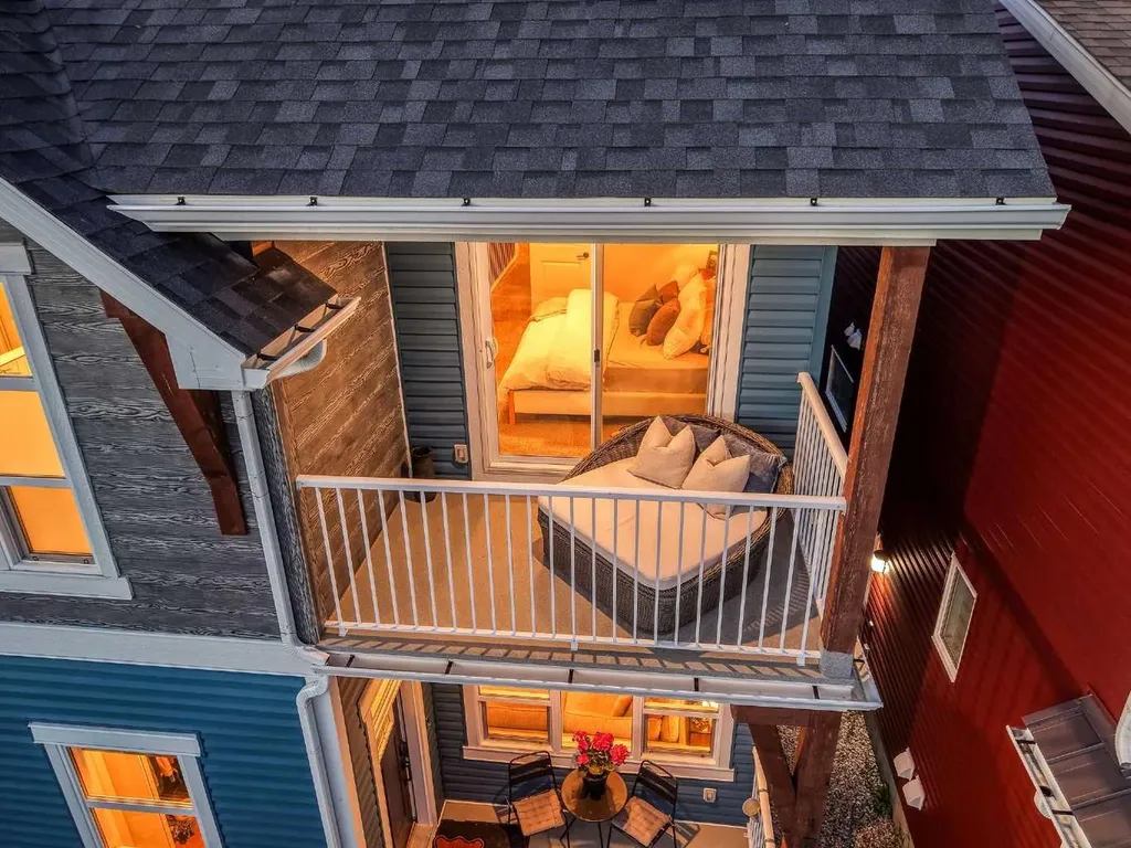 176 Seton Villas SE Calgary AB T3M 3L9