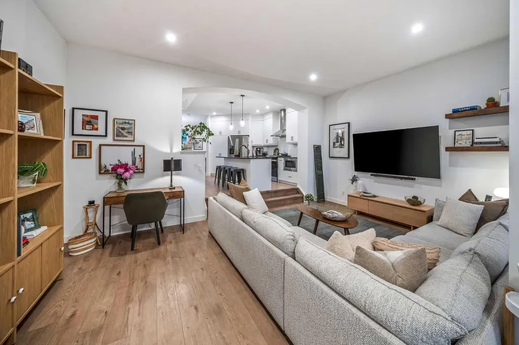 176 Seton Villas SE Calgary AB T3M 3L9