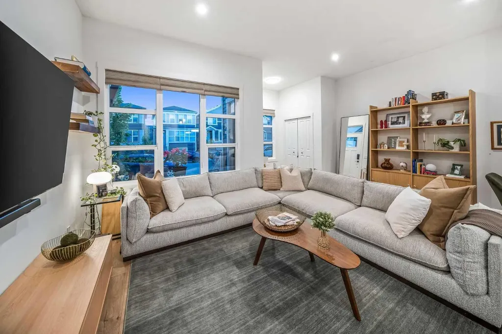 176 Seton Villas SE Calgary AB T3M 3L9