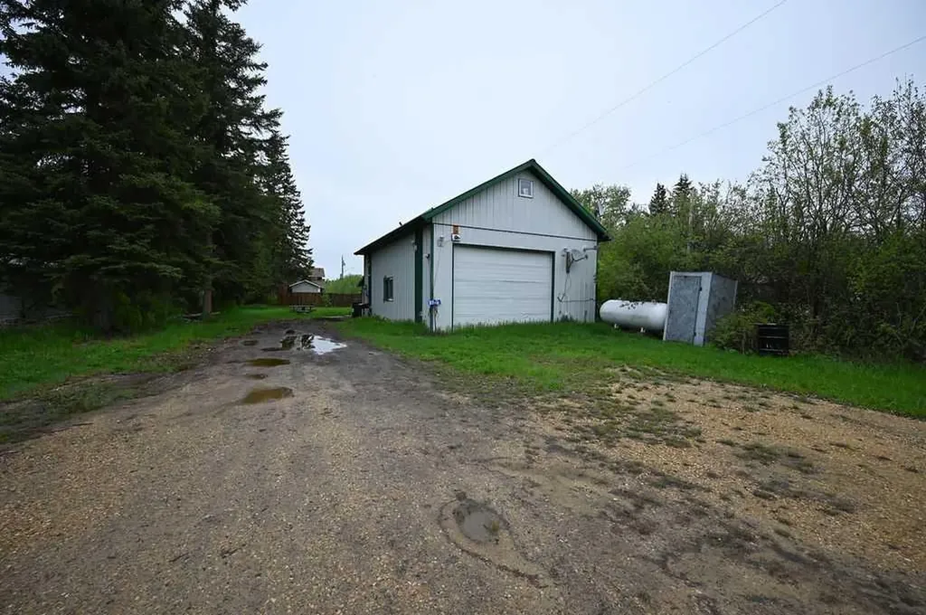 2740 5th Street Calling Lake Drive Calling Lake AB T0G0K0