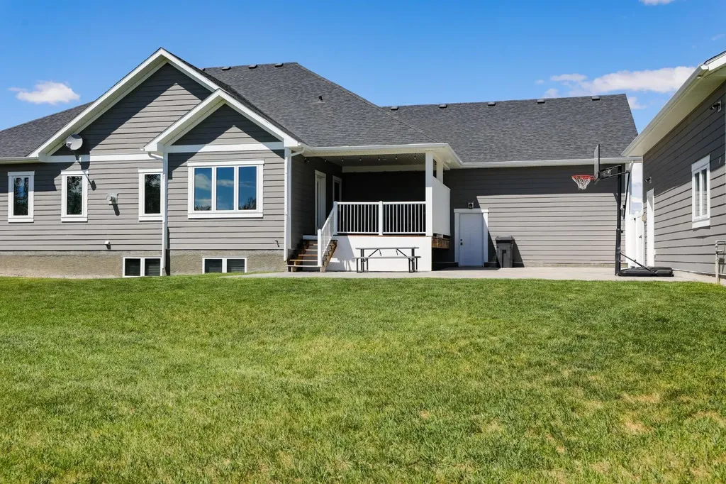 372 E 1 Avenue N Magrath AB T0K 1J0